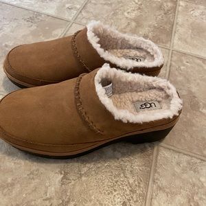 UGG women’s clog new size 7 chestnut